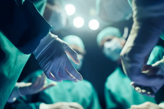 Torino, primo intervento al mondo di ricostruzione dei nervi del pene: restituita l’erezione naturale dopo l’asportazione della prostata