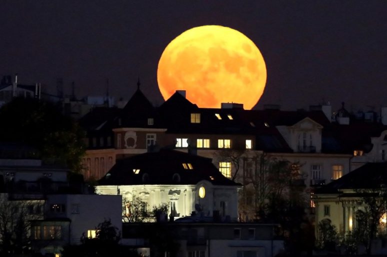 Guarda che luna, guarda che umore