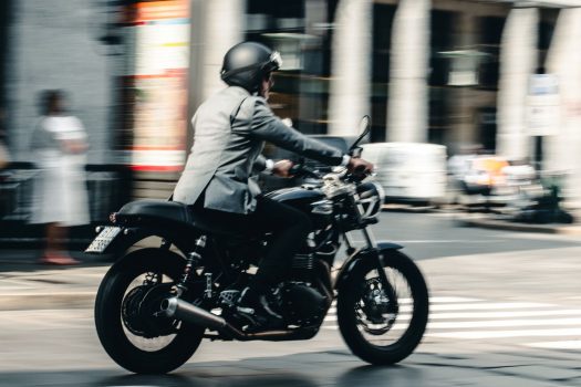 La prima giacca da uomo elegante e tecnica, pensata e realizzata per gli appassionati delle motociclette.