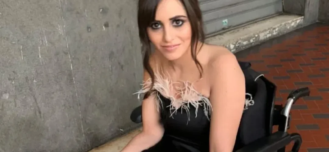 Giulia, 31 anni, in passerella con l’atassia di Fredreich: «La diagnosi è arrivata dopo anni.