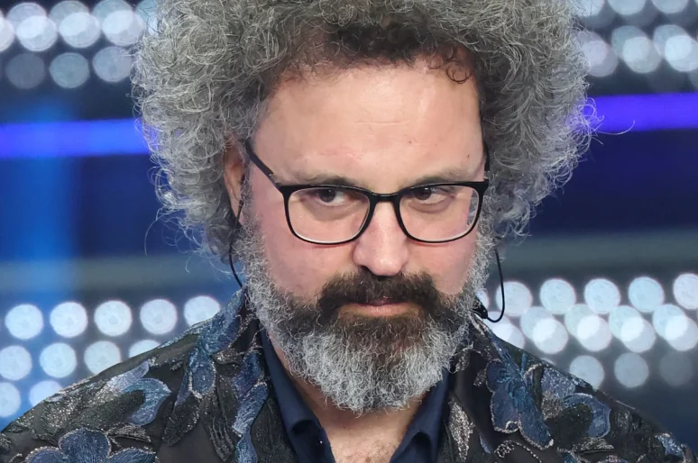 Simone Cristicchi annulla un concerto: «Mi è stata diagnosticata la paralisi di Bell».
