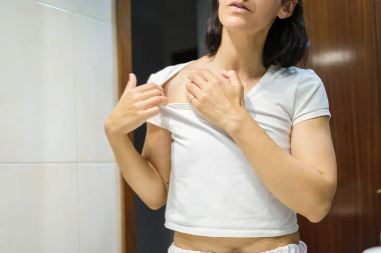 Psoriasi: i sintomi, le cause, le nuove terapie e l’impatto sulla vita di una malattia infiammatoria di cui soffrono un milione e mezzo di italiani