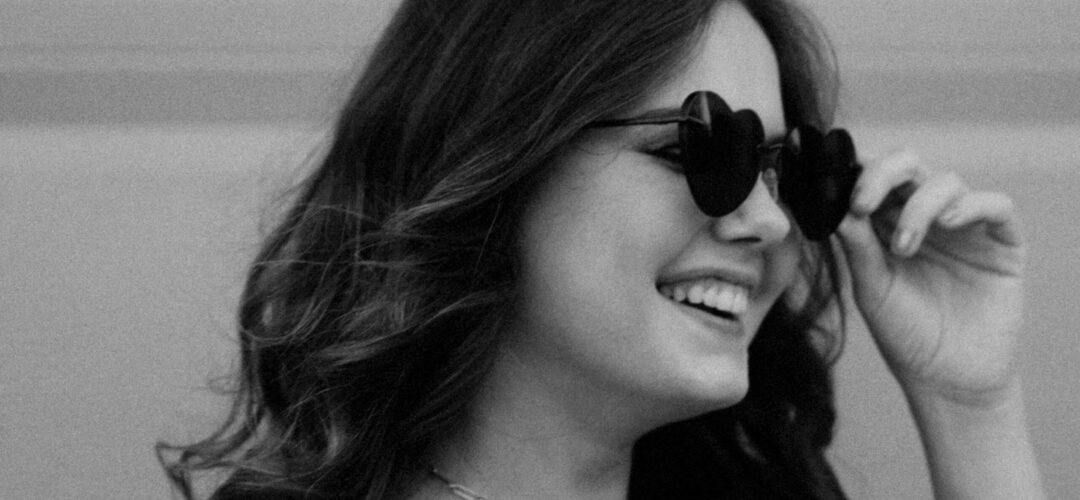 Natasha Caudill, l’influencer che soffre di acromatopsia e vede soltanto in bianco e nero: «Pubblico video senza colore per far sì che le persone possano vedere il mondo attraverso i miei occhi»