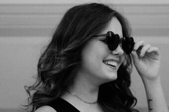 Natasha Caudill, l’influencer che soffre di acromatopsia e vede soltanto in bianco e nero: «Pubblico video senza colore per far sì che le persone possano vedere il mondo attraverso i miei occhi»